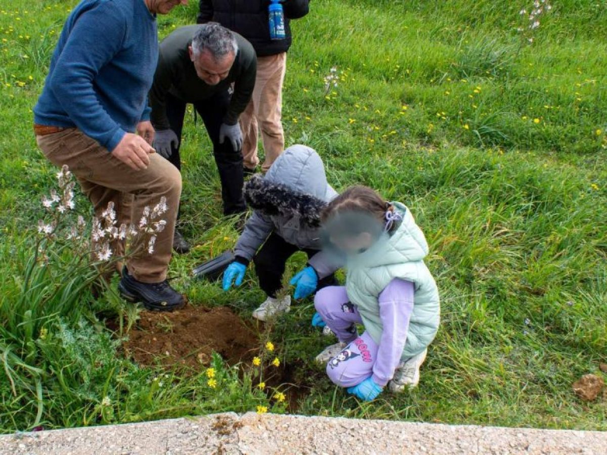 Περιβαλλοντικά μηνύματα από τη Σαμοθράκη: 100 δέντρα φύτευσαν κάτοικοι σε χώρο μονάδας επεξαργασίας λυμάτων