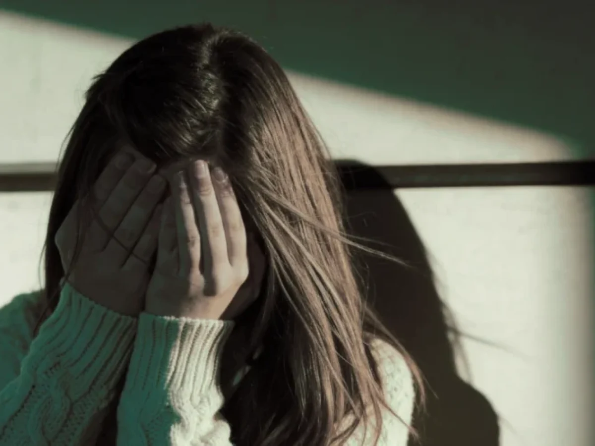 Πήδηξε από το μπαλκόνι για να σωθεί: 12χρονη εντοπίστηκε σε κατάσταση σοκ μέσα σε λεωφορείο, στη Βάρης–Κορωπίου