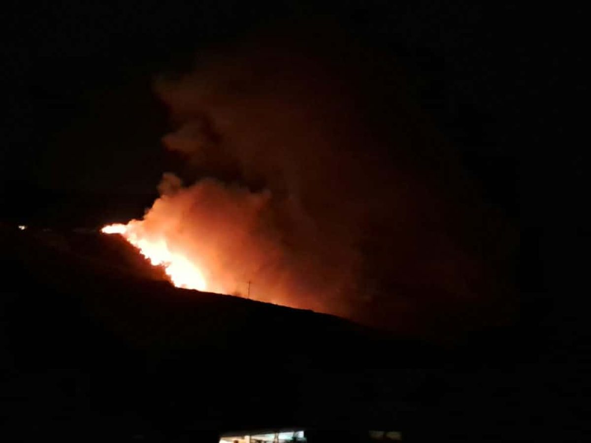 Πυρκαγιά σε εξέλιξη στα Γιαννοχώραφα στην περιοχή της Χωματερής (video)