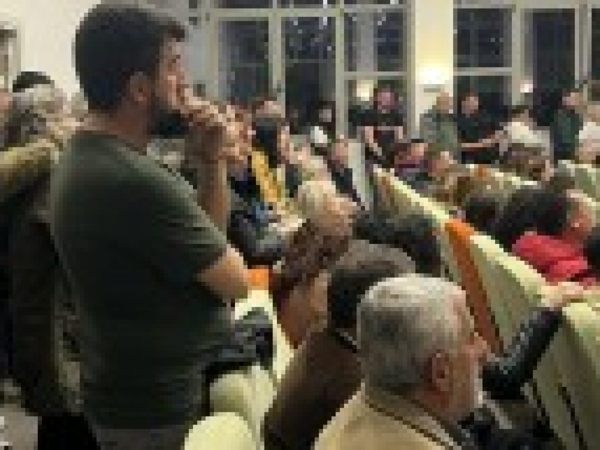 Πλαγιά: Ασφυκτικά γεμάτη η αίθουσα – Οι κάτοικοι σε ετοιμότητα παρά το «πάγωμα» του έργου