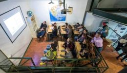 platforma-pou-tha-kinite-ston