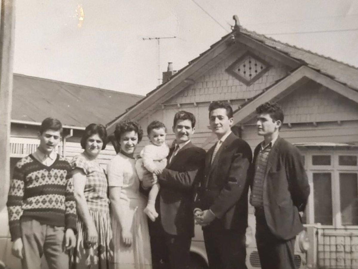 Πλάθοντας μνήμη από πηλό