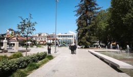 platia-trikalon-epese-pedi-prosechete