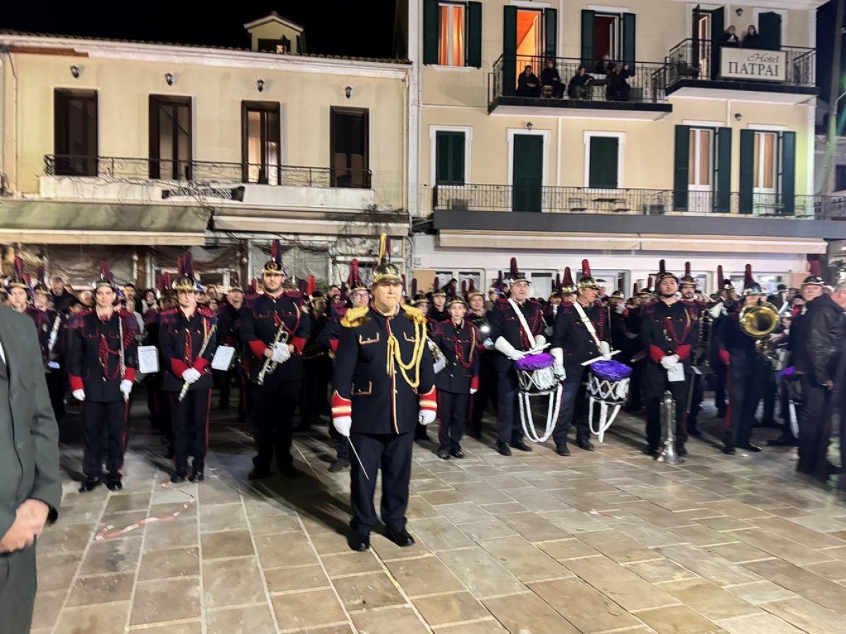 Πλήθος πιστών πλημμύρισε τη Λευκάδα τη Μεγάλη Παρασκευή – Κατανυκτική η περιφορά των Επιταφίων