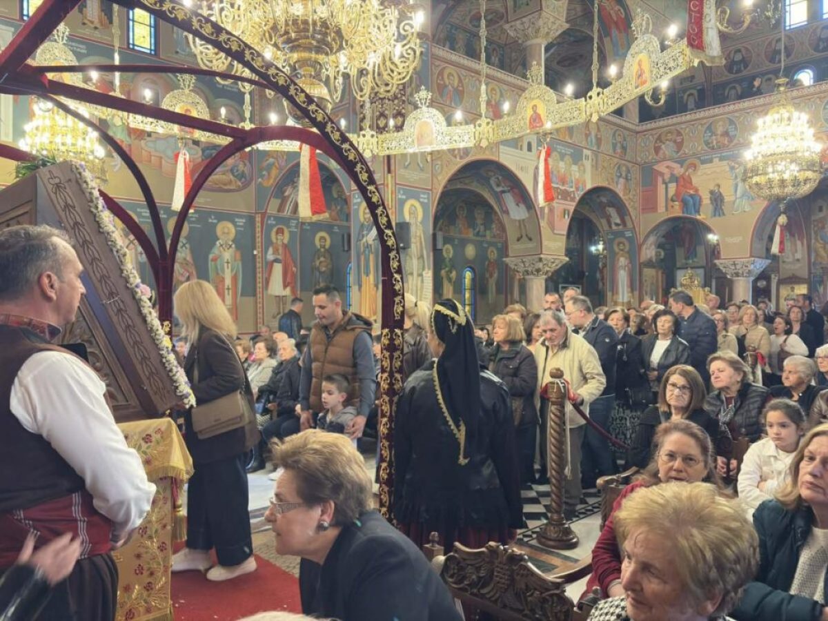 Πλήθος πιστών στον πανηγυρικό Εσπερινό στη Ζωοδόχο Πηγή Τρικάλων, χοροστατούντος του Μητροπολίτη κ.Χρυσοστόμου