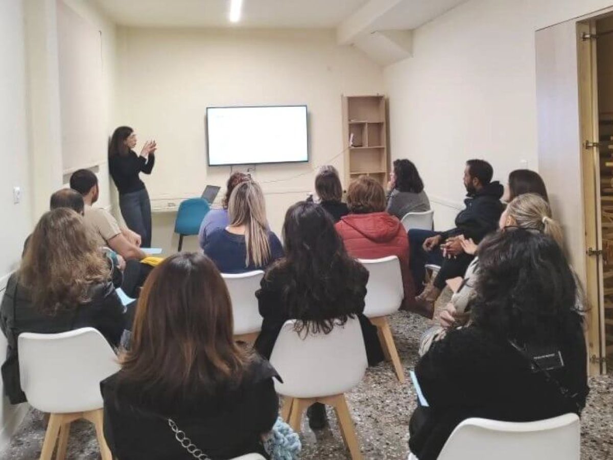 «Πολλοί τοίχοι φτιάχτηκαν για να χωρίζουν  τους ανθρώπους, αυτός ήρθε για να τους ενώσει»  Εθελόντρια του «Τοίχου της Καλοσύνης» Δράμας μιλάει στον «Π.Τ.»