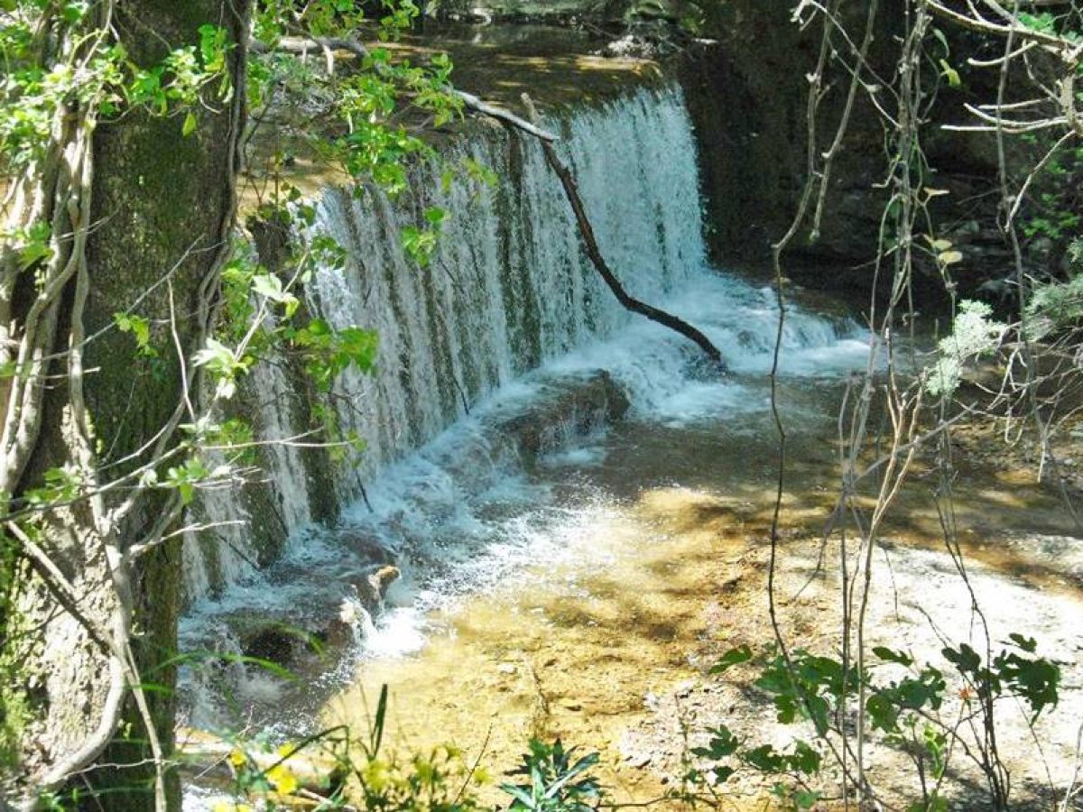 Ποτάμι Καρλοβάσου – Καταρράκτες: Εκεί όπου η φύση αποκαλύπτει τα μυστικά της