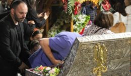 proskinima-gia-tin-panagia-Άxion