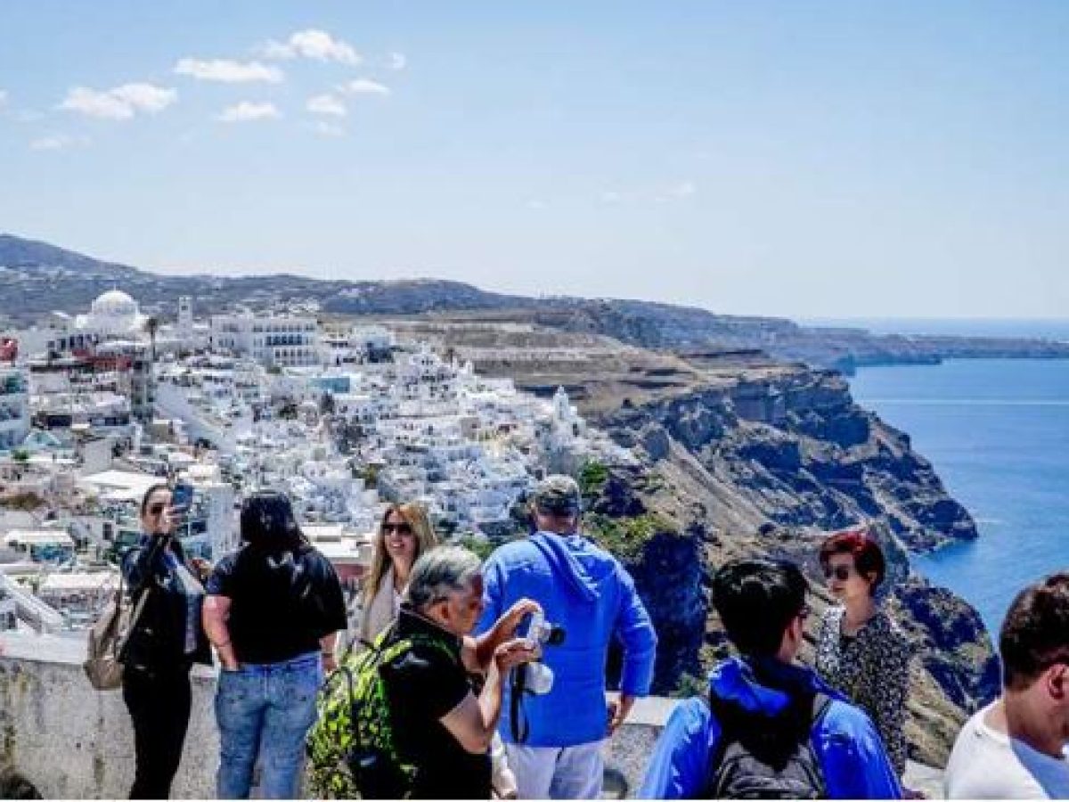 Ψαλίδι 30% στις τουριστικές κλίνες Κυκλάδων και αυστηρό μπλοκ στα Airbnb