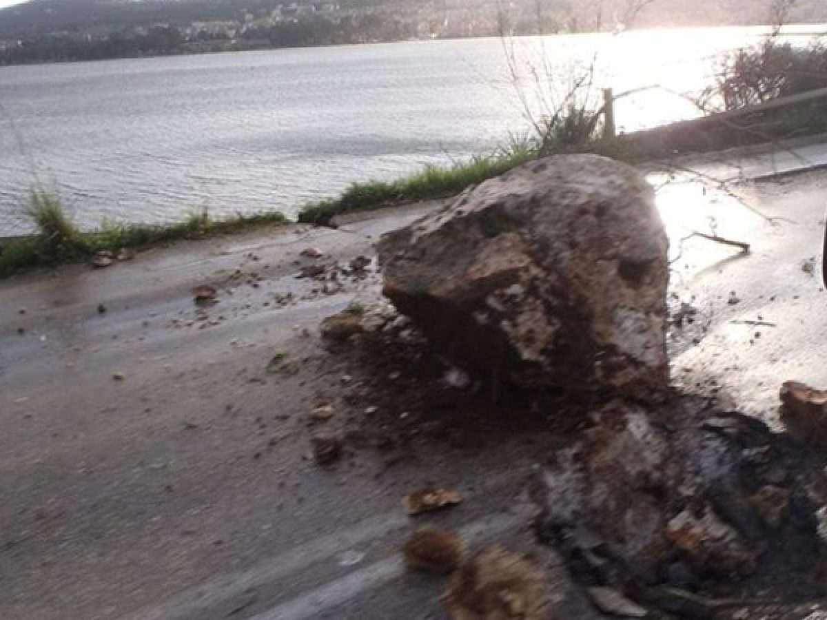 Πτώση βράχου στο Επσρχιακό Οδικό Δίκτυο της Βορείου Ιθάκης