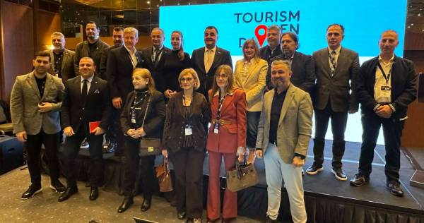 pΑmth-simmetochi-se-touristiki-drasi