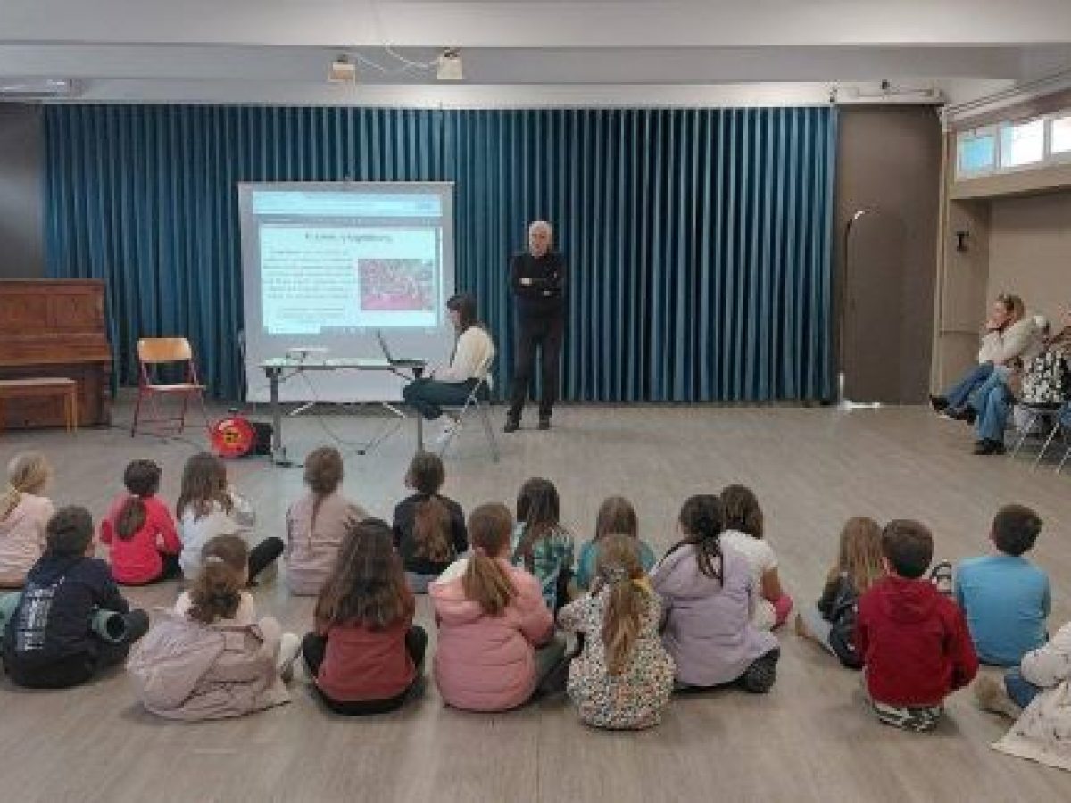 Ραφήνα: Μια γέφυρα παράδοσης και παιδικής χαράς από τον σύλλογο Τριγλιανών στο 1ο Δημοτικό