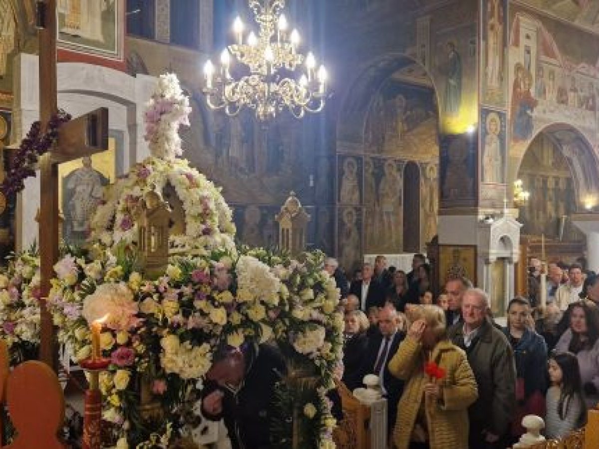 Ραφήνα: Πλήθος κόσμου στην Παντοβασίλισσα το βράδυ της Μεγάλης Παρασκευής – Περιφορά Επιταφίου (φωτο-βίντεο)