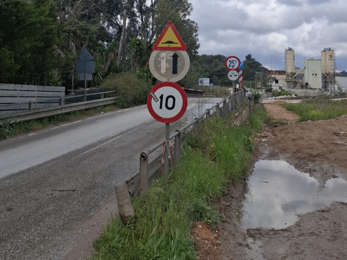 Ραφήνα: Απίστευτο και όμως αληθινό – Λανθασμένη σήμανση στη γέφυρα της Αρίωνος! (φωτό)