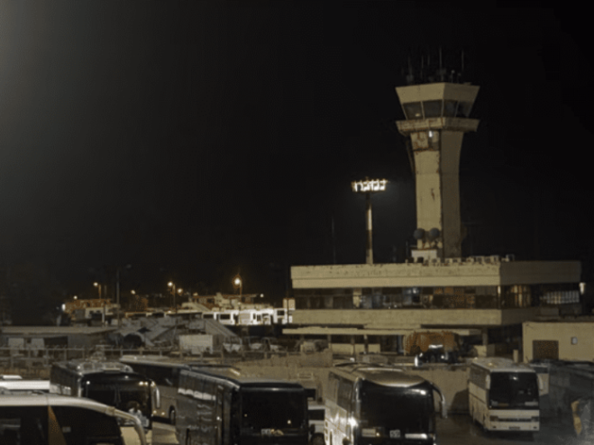 Ρόδος: Εικόνες άλλης εποχής στο αεροδρόμιο «Διαγόρας» – Κάνουν μετρήσεις με ανεμόμετρο… χειρός