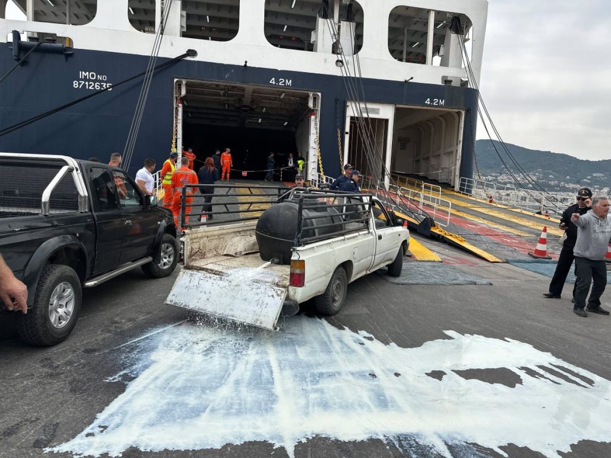 Σε αποκλεισμό το λιμάνι της Μυτιλήνης από τους κτηνοτρόφους