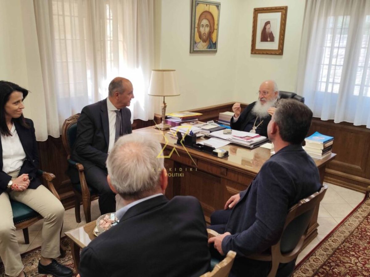 Σε εξέλιξη η επίσκεψη του Θεόδωρου Καράογλου στην Ιερά Μητρόπολη Κασσανδρείας