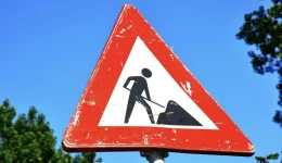 se-exelixi-ta-erga-stin