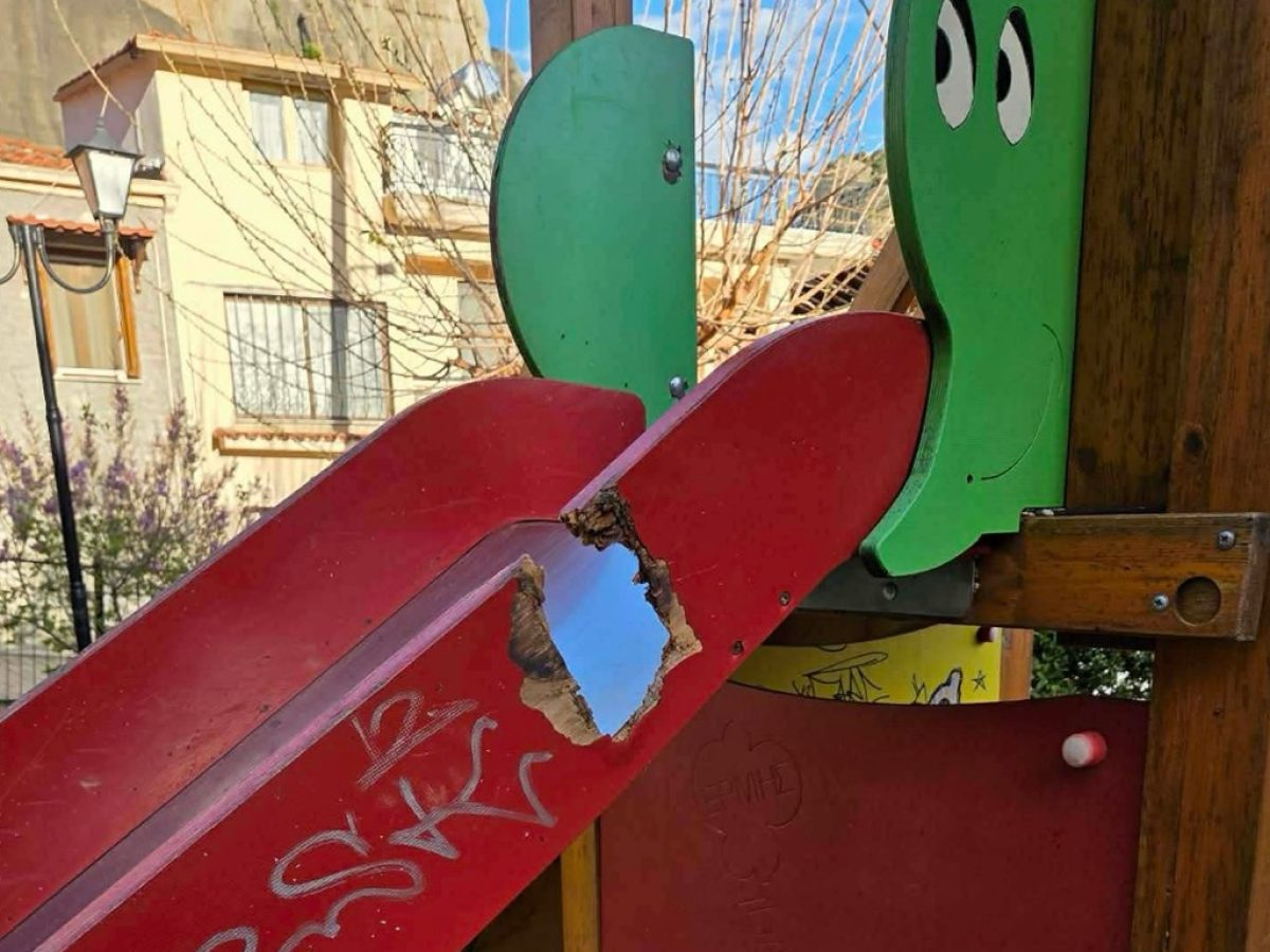 Σε κακή κατάσταση η παιδική χαρά στην παλιά Καλαμπάκα – Κίνδυνος για τα παιδιά