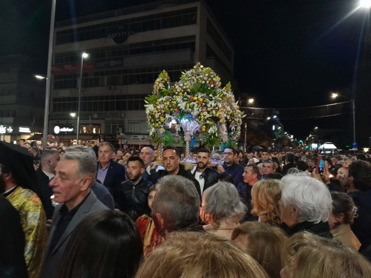 Σε κλίμα κατάνυξης χιλιάδες Τρικαλινοί στην συνάντηση των Επιταφίων