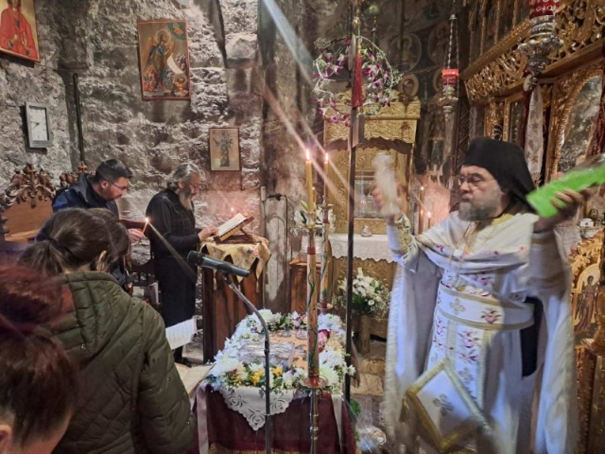 Σε κλίμα κατάνυξης ο Επιτάφιος στην Παναγία Σπηλιά (εικόνες)