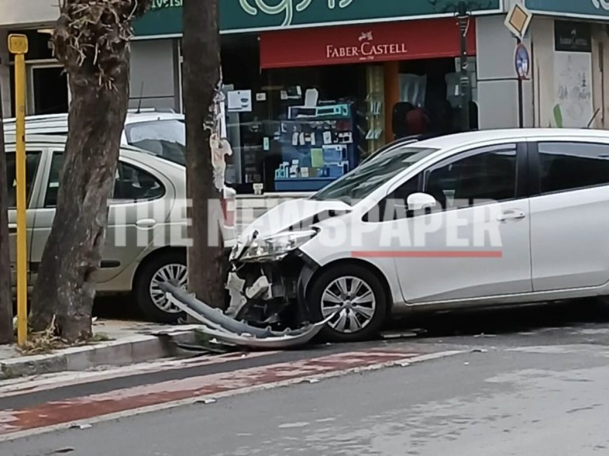 Σφοδρή σύγκρουση αυτοκινήτων στο κέντρο της πόλης: «Καβάλησαν» το πεζοδρόμιο / ΦΩΤΟ