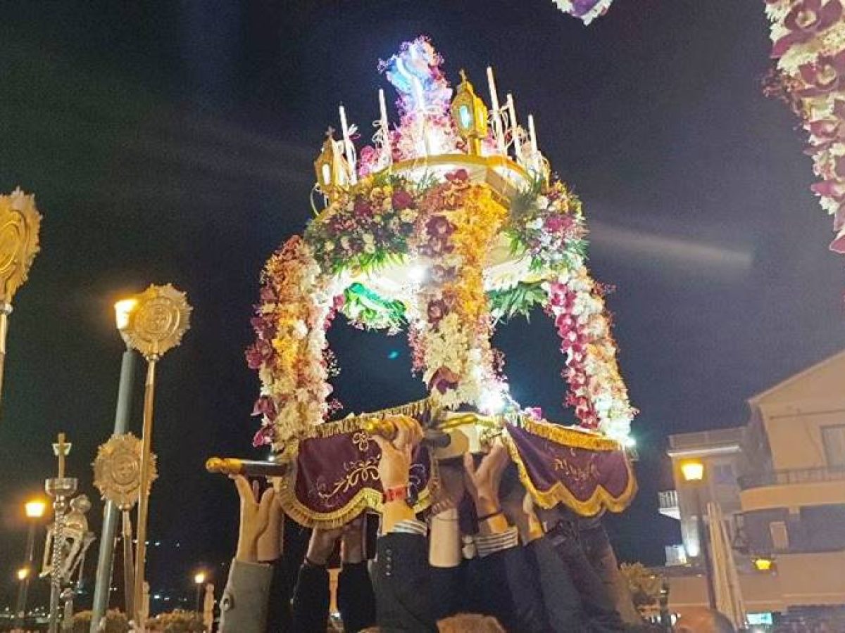 Συγκίνηση και μήνυμα ελπίδας στην συνάντηση των Επιταφίων στην πλατεία Πυθαγόρα στη Σάμο