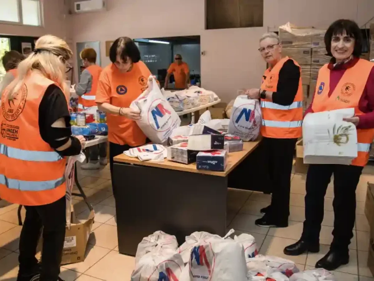 Σύλλογος Εθελοντών Θριασίου: Μοίρασαν «δέματα αγάπης» σε 65 οικογένειες για το Πάσχα