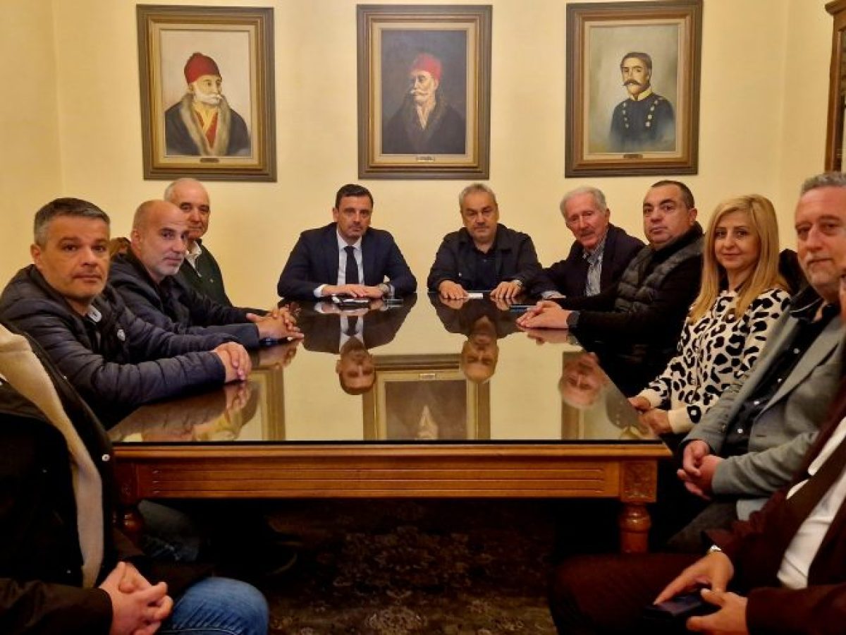 &Sigma;&upsilon;&nu;ά&nu;&tau;&eta;&sigma;&eta; &Delta;&eta;&mu;ά&rho;&chi;&omicron;&upsilon; &Pi;&eta;&nu;&epsilon;&iota;&omicron;ύ &Alpha;&lambda;έ&xi;&eta; &Kappa;&alpha;&sigma;&tau;&rho;&iota;&nu;&omicron;ύ &mu;&epsilon; &tau;&omicron;&nu; &Beta;&omicron;&upsilon;&lambda;&epsilon;&upsilon;&tau;ή &Eta;&lambda;&epsilon;ί&alpha;&sigmaf; &Alpha;&nu;&delta;&rho;έ&alpha; &Nu;&iota;&kappa;&omicron;&lambda;&alpha;&kappa;ό&pi;&omicron;&upsilon;&lambda;&omicron;