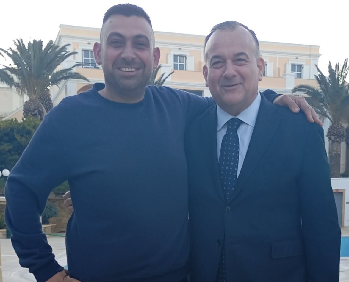 sinantisi-foti-giannakou-me-ton