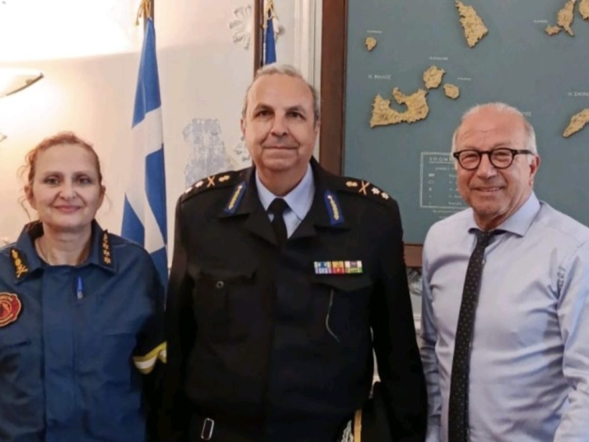 Συνάντηση του Χωρικού Αντιπεριφερειάρχη Κυκλάδων κ. Γ. Λεονταρίτη με τo νέο Συντονιστή Πυροσβεστικών Επιχειρήσεων Βορείου, Νοτίου Αιγαίου και Κρήτης, Υποστράτηγο κ. Μιχαήλ Σεληνιωτάκη