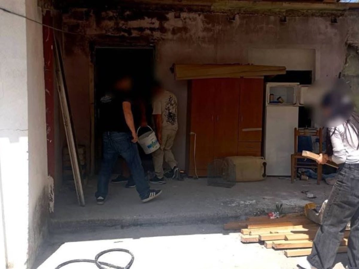 Συνεχίζεται η αποκατάσταση του σπιτιού πυρόπληκτης οικογένειας μετά το κάλεσμα του Ρουβίκωνα