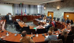 sinedriase-i-epitropi-gia-ta