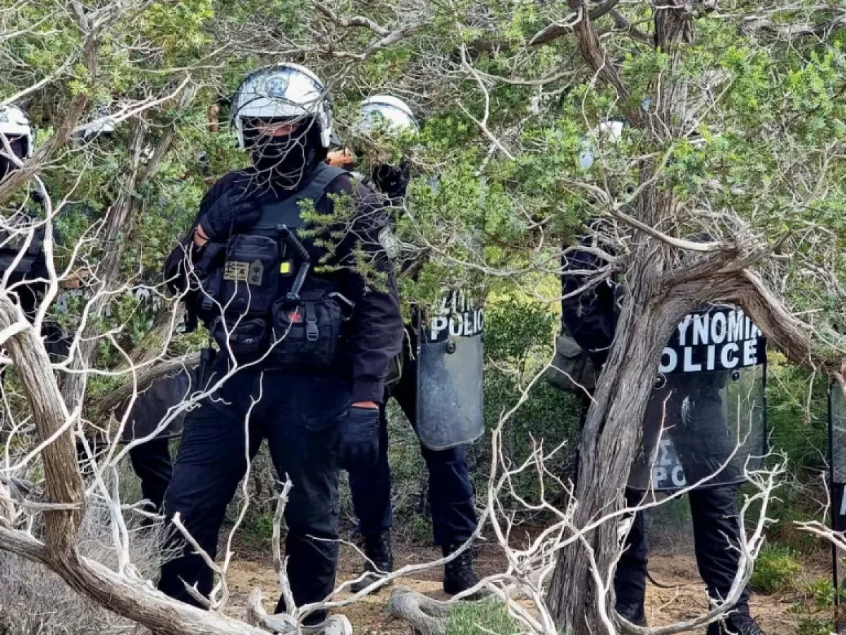 Συντονισμένη αστυνομική επιχείρηση με συλλήψεις στη Γαύδο – Κατεδαφίστηκαν 23 παραπήγματα σε καβάτζες