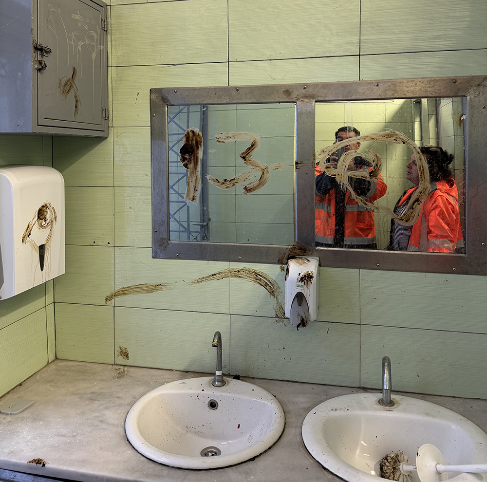 siros-ikones-vandalismou-stis-dimotikes