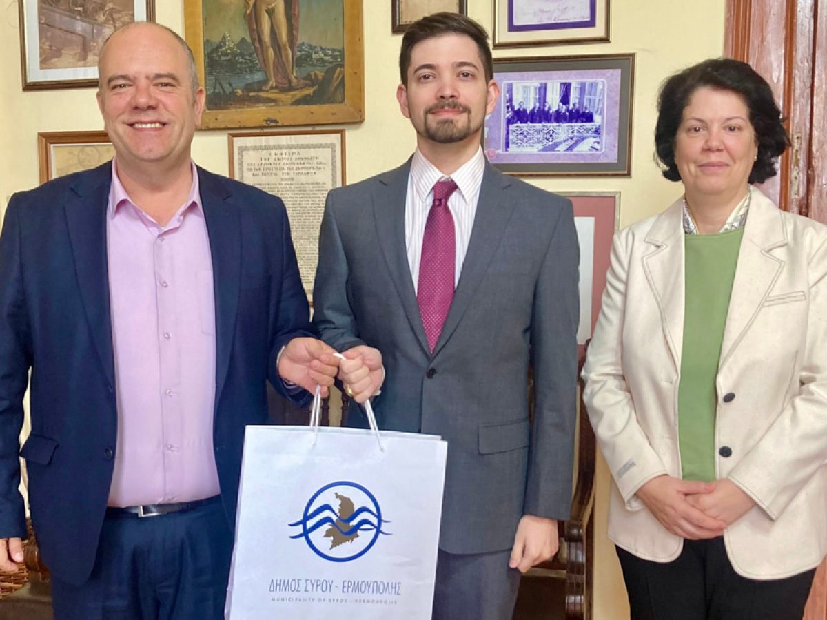 Σύρος: Συνάντηση Δημάρχου με τον Κωνσταντίνο-Παύλο Δαμαλά – Επιστροφή ιστορικής οικογένειας στην Ερμούπολη