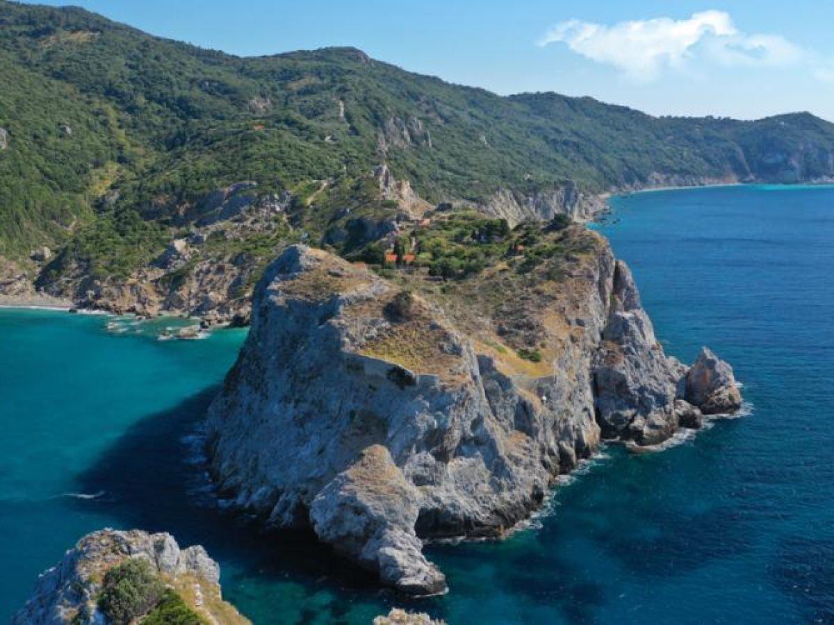 Σκιάθος: Η στιγμή που ο ισχυρός σεισμός ταρακουνά το νησί (ΒΙΝΤΕΟ)