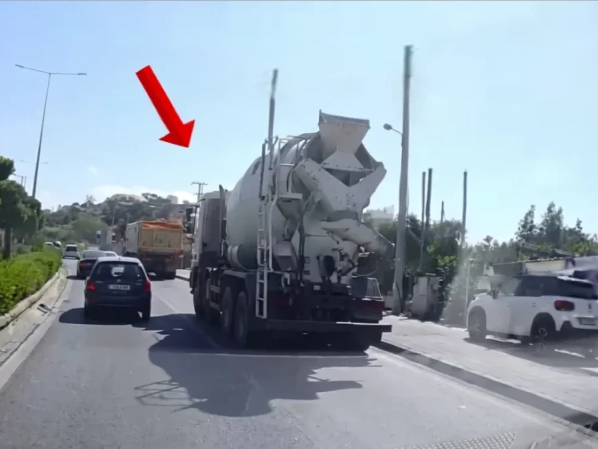 Σοκαριστικό περιστατικό στη Λ. Βάρης Κορωπίου: Η στιγμή που φορτηγό κάνει σφήνα! (βίντεο)