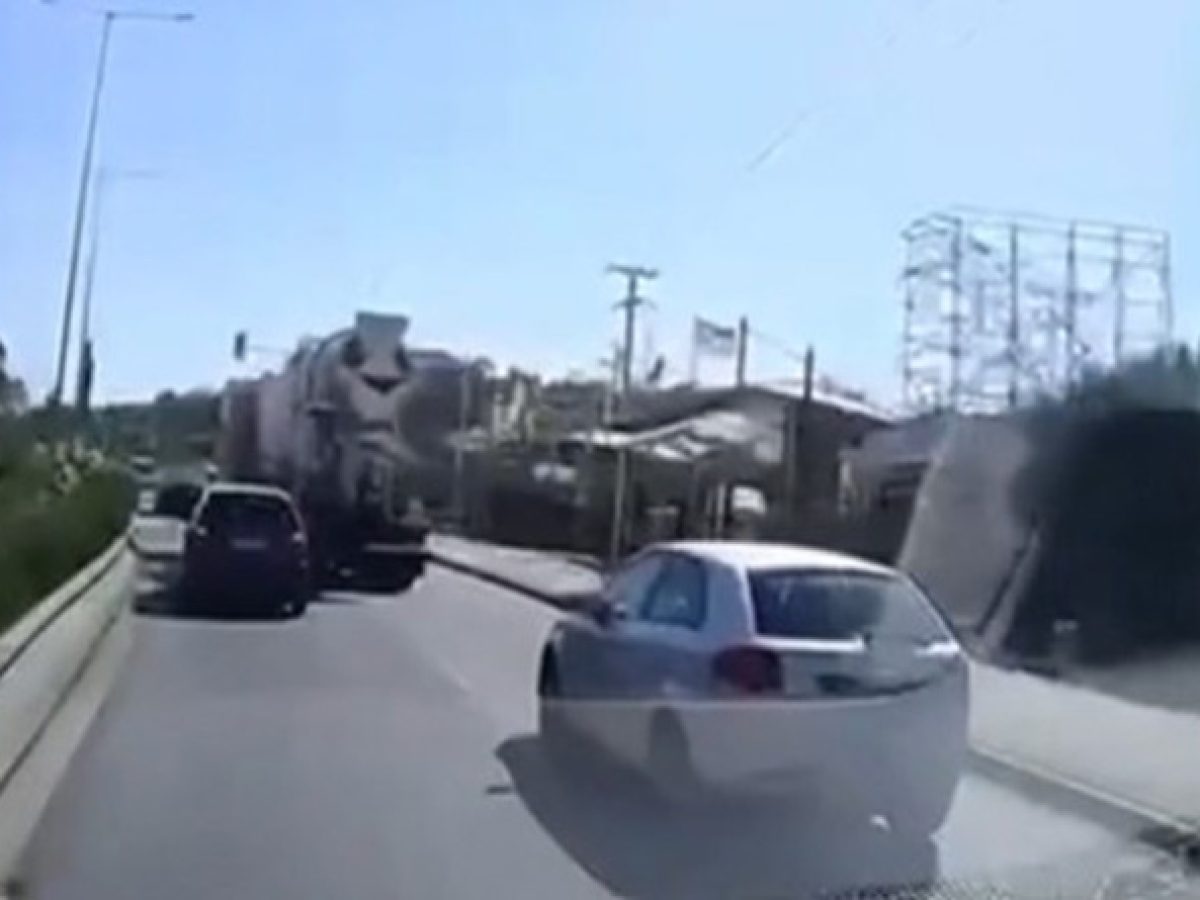 Σοκαριστικό περιστατικό στη Λ. Βάρης Κορωπίου: Η στιγμή που φορτηγό κάνει σφήνα! (βίντεο)