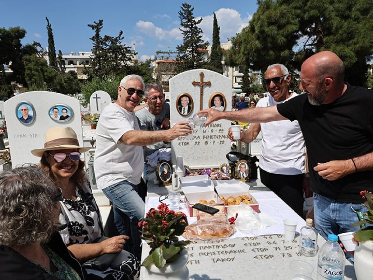 Σούρμενα: Οι νεκροί «γυρίζουν» κοντά μας – Φωτογραφίες από τη σημερινή αναβίωση του ταφικού εθίμου