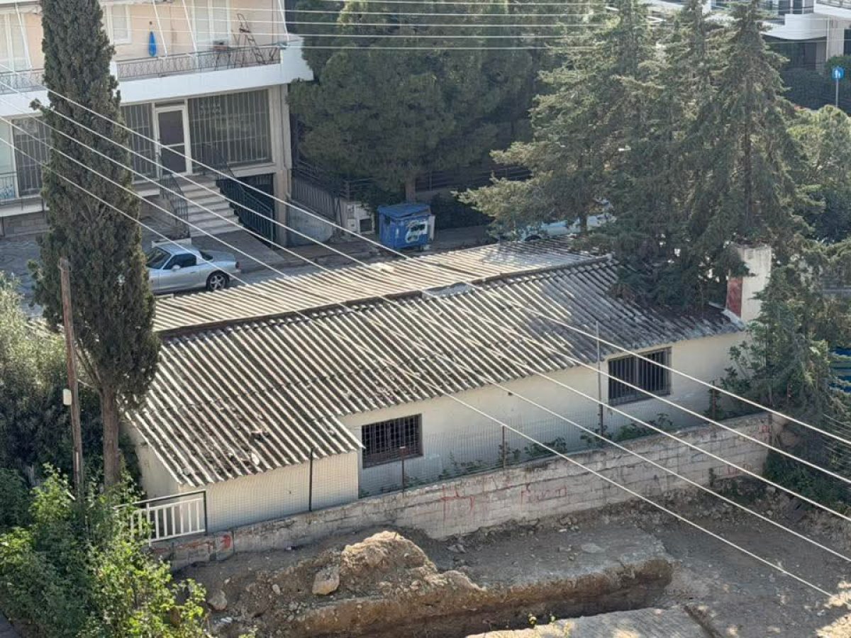 Σοβαρές καταγγελίες για επικίνδυνο δημοτικό ακίνητο δίπλα σε παιδική χαρά στον Άλιμο