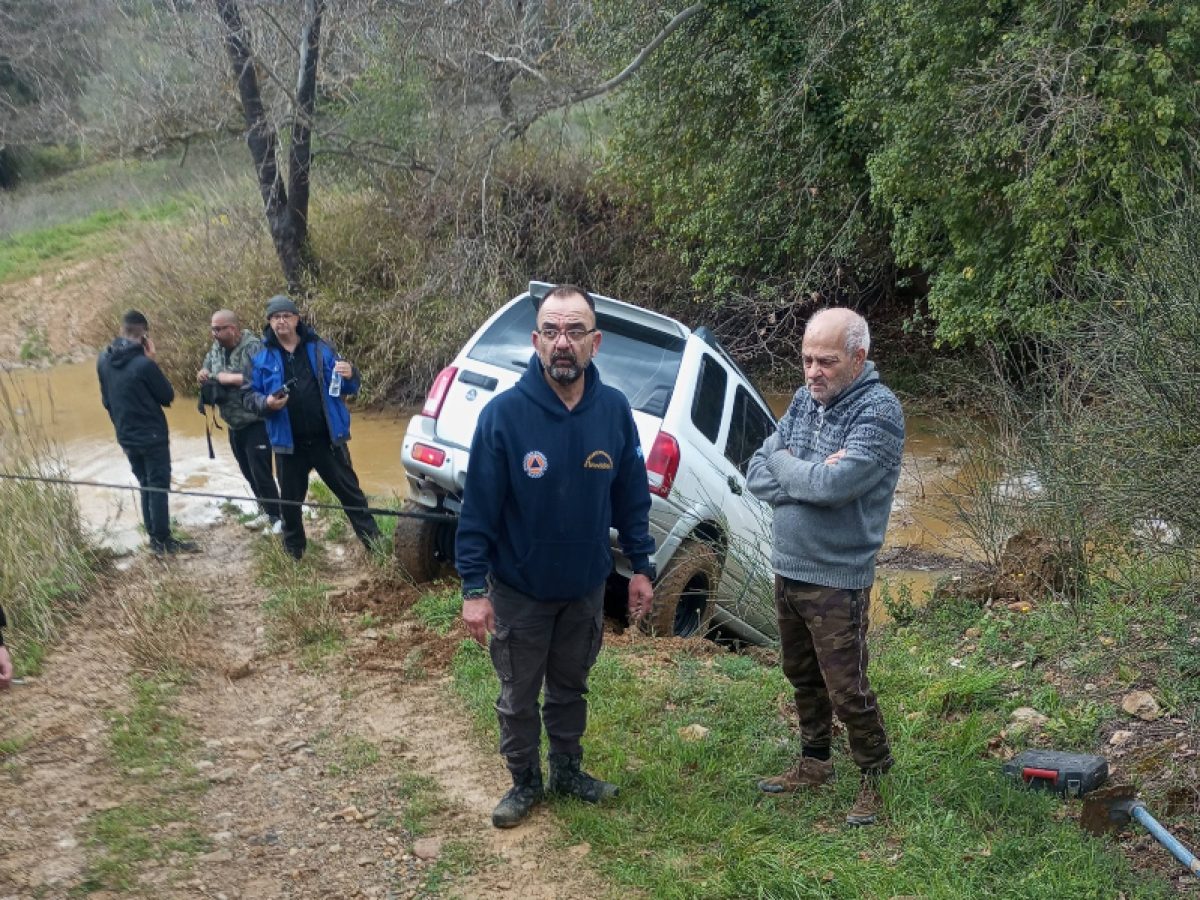 Σοβαρό τροχαίο στην Εύβοια: Κινδύνεψαν επιβάτες όταν αυτοκίνητο έπεσε μέσα σε ρέμα