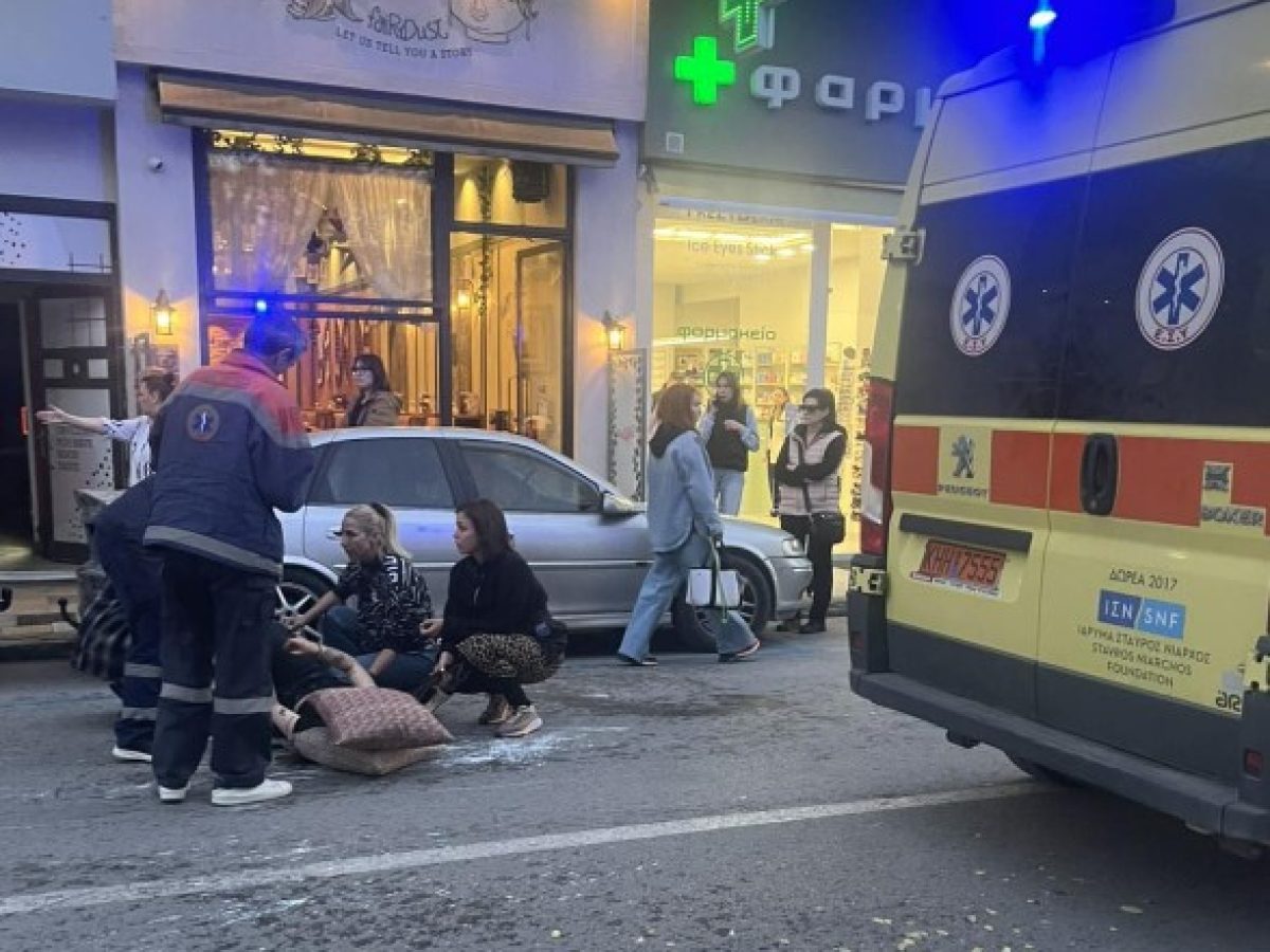 Σοβαρό τροχαίο στην  Όθωνος. Μηχανάκι παρέσυρε γυναίκα (φώτο)