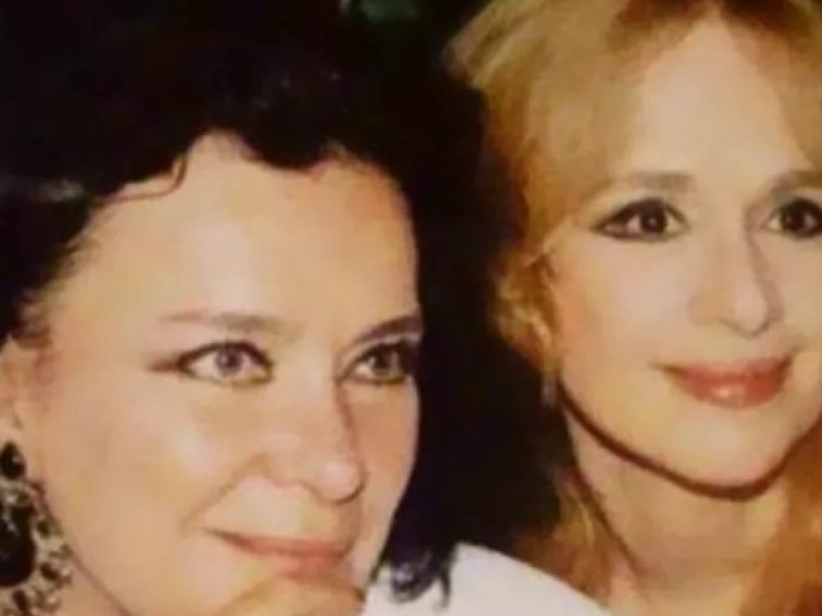 Σπάνια φωτογραφία: Αλίκη Βουγιουκλάκη και Τζένη Καρέζη μαζί στο Λυγουριό το 1990