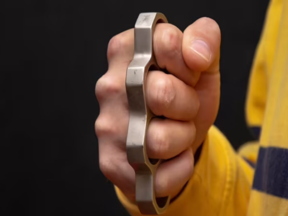 Στα χέρια της Δίωξης στο Αγρίνιο άνδρας με κάνναβη, σιδερογροθιά και γκλομπ