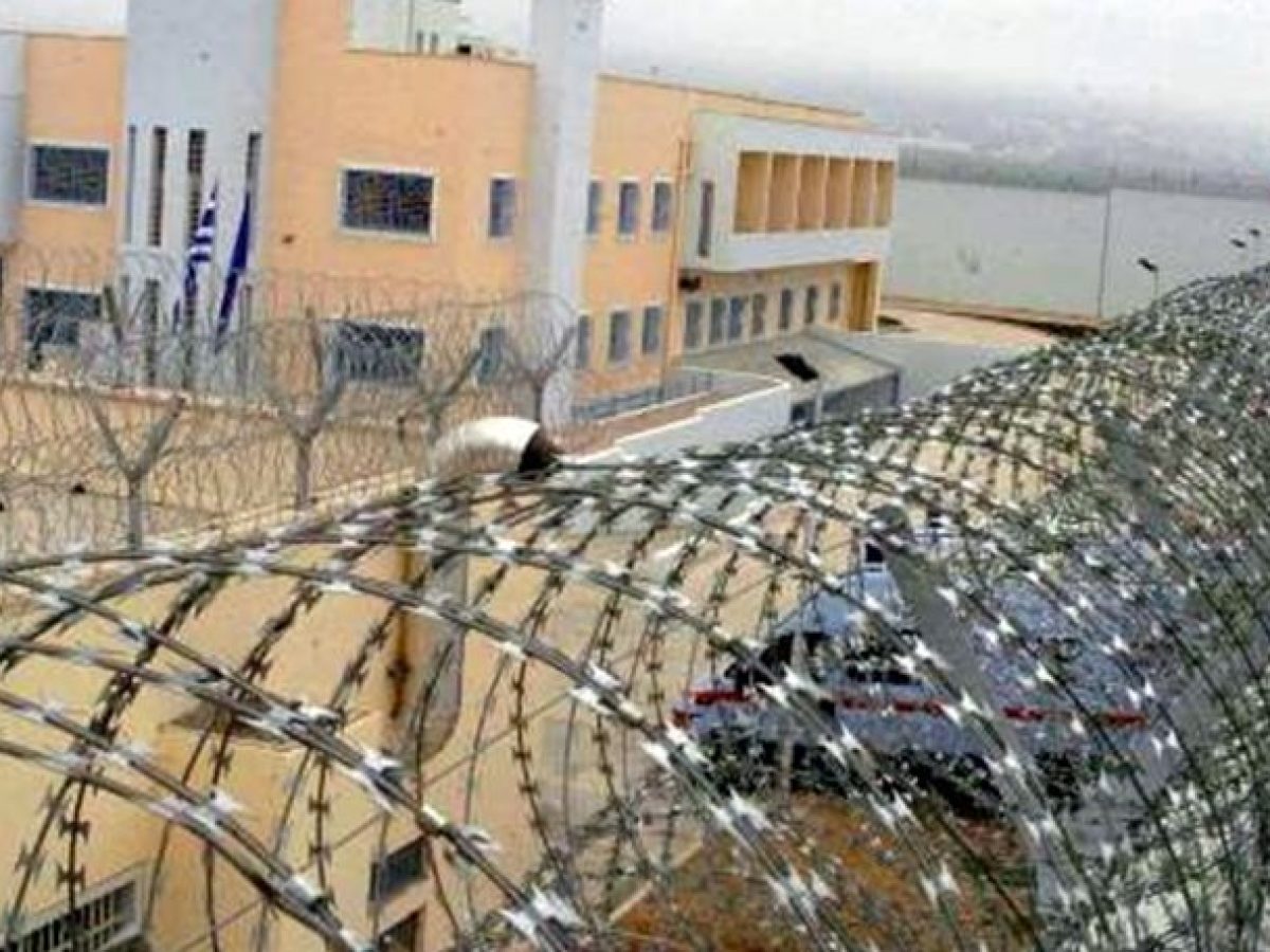 Στα Τρίκαλα ισχυρές αστυνομικές δυνάμεις χτενίζουν την περιοχή για να βρουν τους δύο βαρυποινίτες που κατάφεραν να αποδράσουν 
