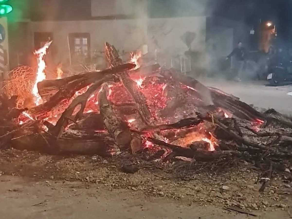 Στη Βόνιτσα συνεχίζεται το έθιμο των Αγραπνιών στους Αγίους Αποστόλους Μπούχαλης