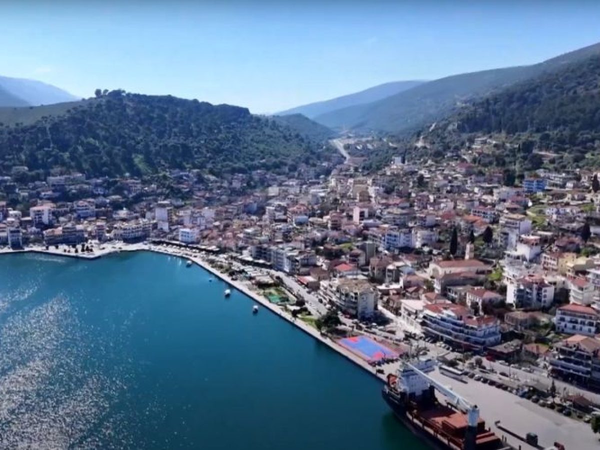 &Sigma;&tau;&eta;&nu; &Alpha;&mu;&phi;&iota;&lambda;&omicron;&chi;ί&alpha; &tau;&omicron; &Delta;&Epsilon;&Eta; Tour of Hellas: To 2&omicron; &sigma;&pi;&rho;&iota;&nu;&tau; &epsilon;&upsilon;&theta;&epsilon;ί&alpha;&sigmaf; &delta;ί&pi;&lambda;&alpha; &sigma;&tau;&omicron; &kappa;ύ&mu;&alpha; &tau;&eta;&nu; &Tau;&epsilon;&tau;ά&rho;&tau;&eta; 6 &Mu;&alpha;ΐ&omicron;&upsilon;