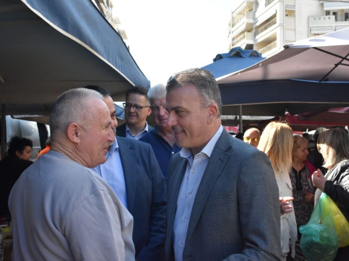 Στην αγορά και στη λαϊκή αγορά της Τετάρτης ο Δήμαρχος Λαρισαίων, αντάλλαξε πασχαλινές ευχές