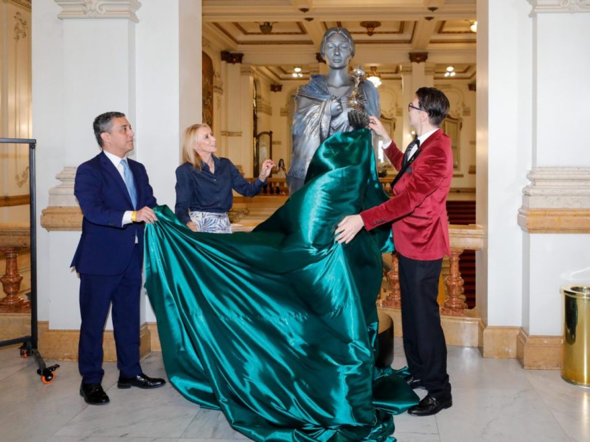 Στην όπερα του Σάο Πάολο το γλυπτό του Νίκου Φλώρου με τη μορφή της Μαρίας Κάλλας